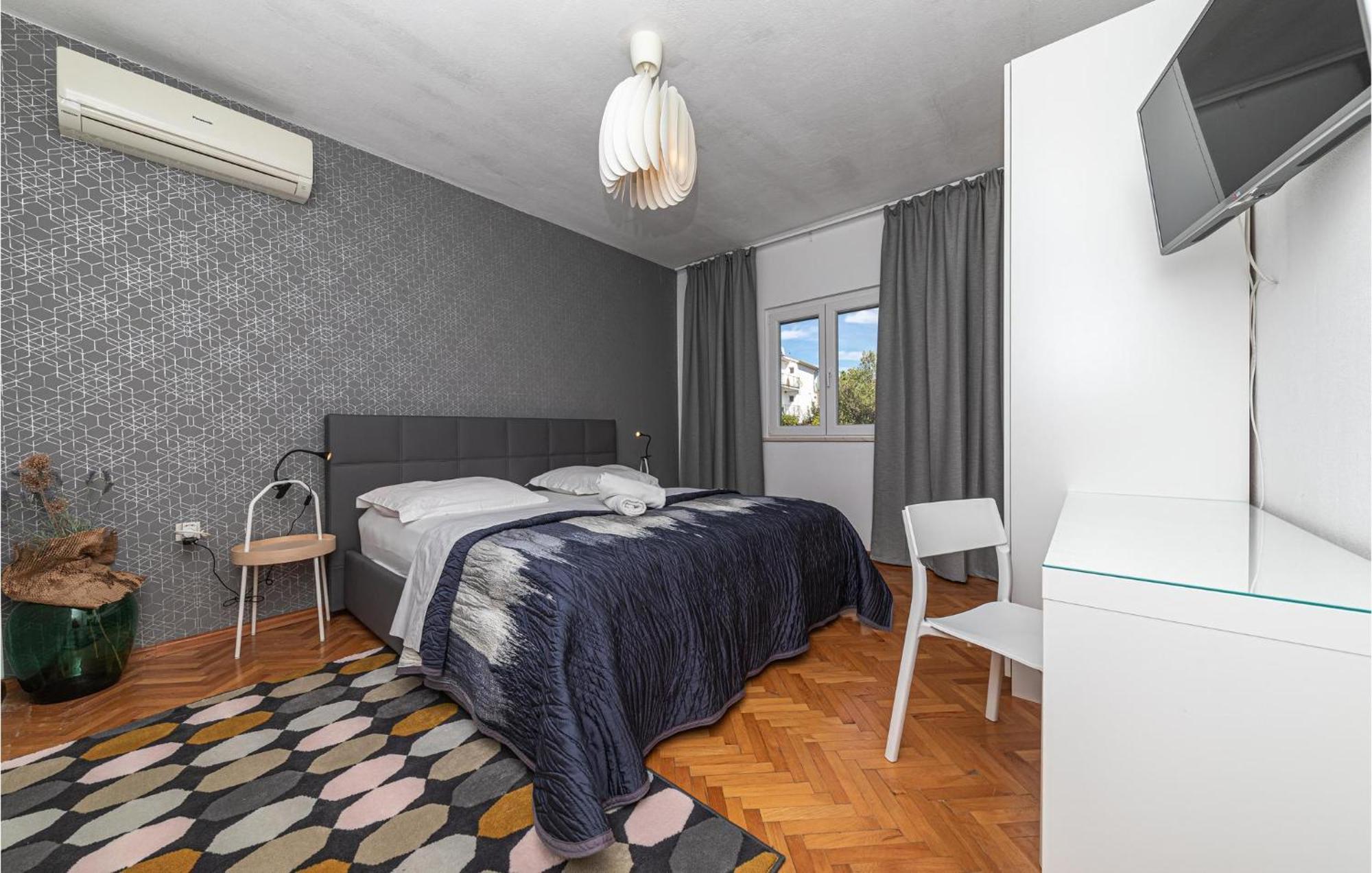 5 Bedroom Cozy Home In Okrug Donji Donji Okrug  Eksteriør bilde