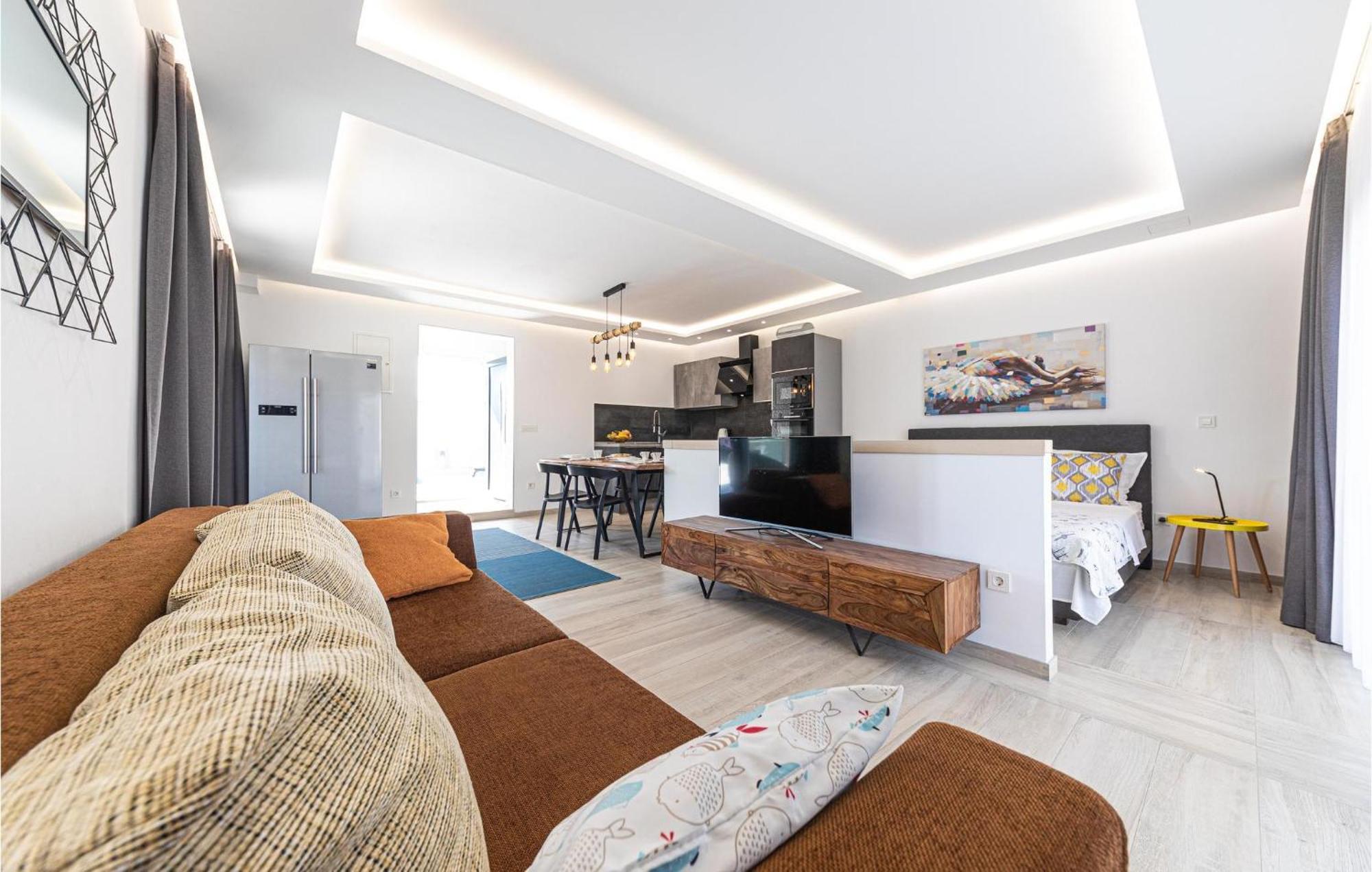 5 Bedroom Cozy Home In Okrug Donji Donji Okrug  Eksteriør bilde