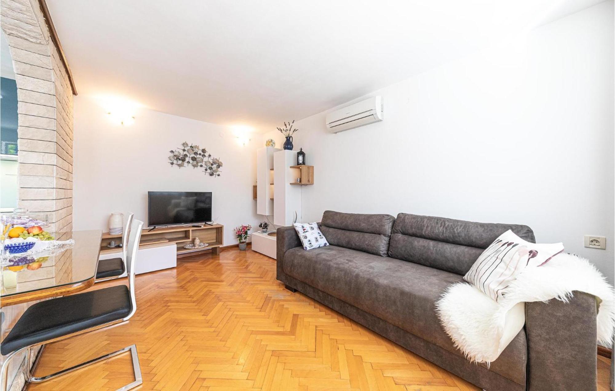5 Bedroom Cozy Home In Okrug Donji Donji Okrug  Eksteriør bilde