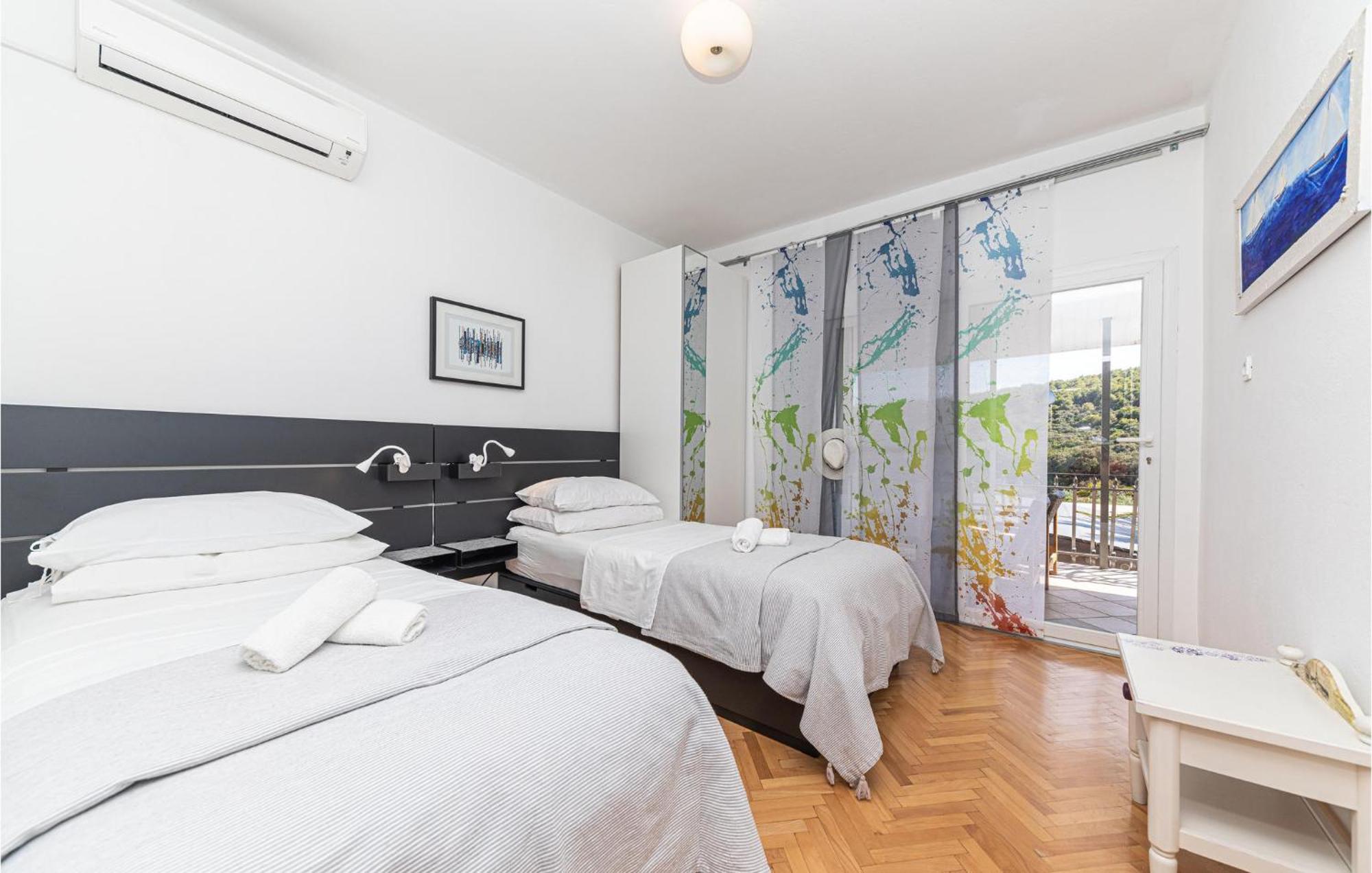 5 Bedroom Cozy Home In Okrug Donji Donji Okrug  Eksteriør bilde