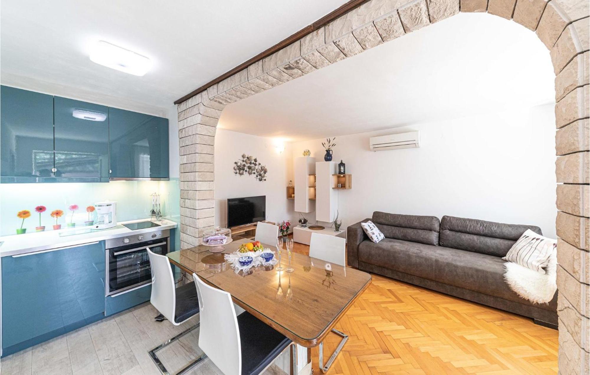 5 Bedroom Cozy Home In Okrug Donji Donji Okrug  Eksteriør bilde